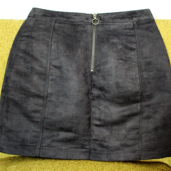 Old Navy Dresses & Skirts - Old Navy charcoal gray fitted skirt